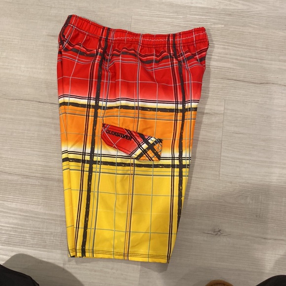 Quicksilver boys swim trunks size large - Picture 4 of 5
